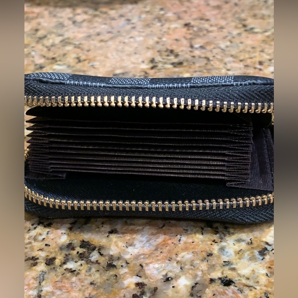 Brand new rare and collectible compacted Louis Vuitton unisex credit card holder - Picture 15 of 17